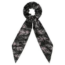 SOHO Merkit|Etusivu-Britta Scrunchie huivilla - musta kuviolla